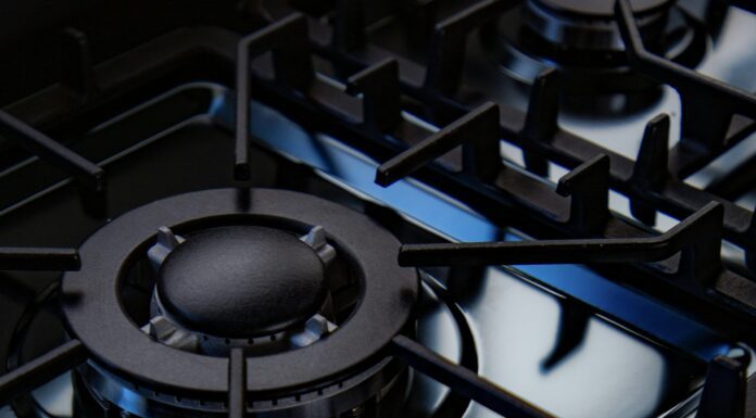 По 2 краплі на газову конфорку – і жир “злітає” сам, варто тільки провести губкою: дієвішого способу немає Господиня показала, як відмити жир з газової конфорки