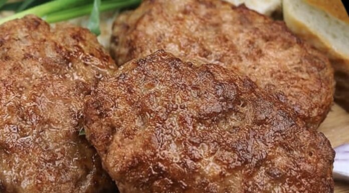 Перед смаженням обвалюю котлети не у сухарях, а у 3 ложках цього: олія не летить по всій кухні й без запаху Кухарі підказали, у чому панірувати котлети, щоб олія не бризкала