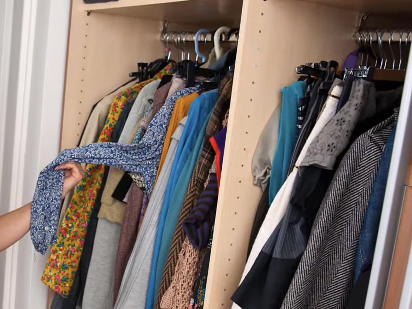 Як прибрати запах кухні в шафі з одягом