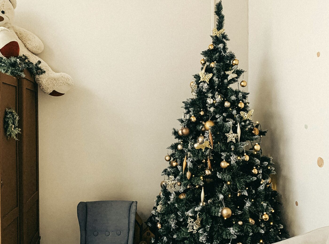 Капаю це на штучну ялинку й запах хвої тримається, як від натуральної