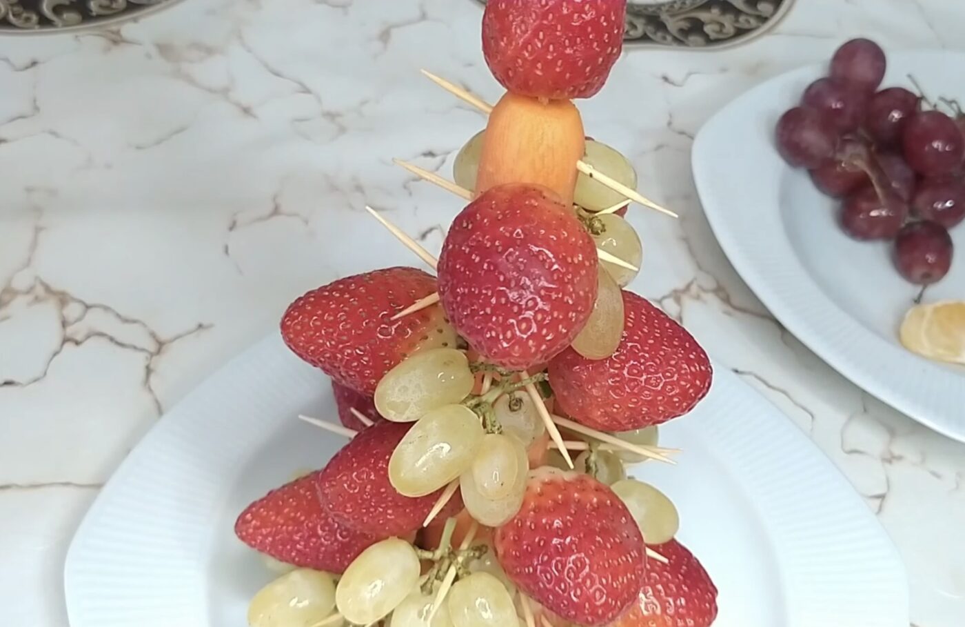 Як зробити ялинку з овочів та фруктів