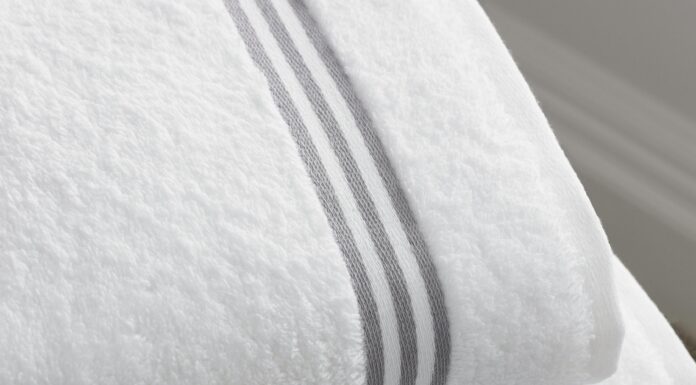 Додаю 3 ложки цього засобу у пральну машинку – і рушники наче щойно доставлені з розкішного готелю Господиня розповіла, як прати рушники, аби вони приємно пахли