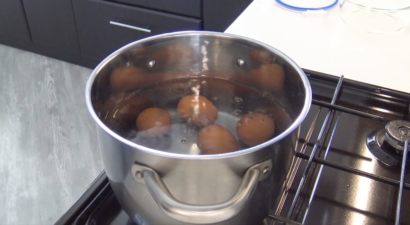 Лайфхак, щоб легко почистити курячі яйця Лайфхак, щоб легко почистити курячі яйця