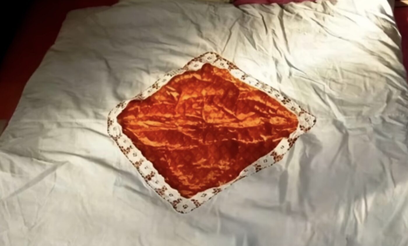 Навіщо у підковдрах є розріз ромбом по центру