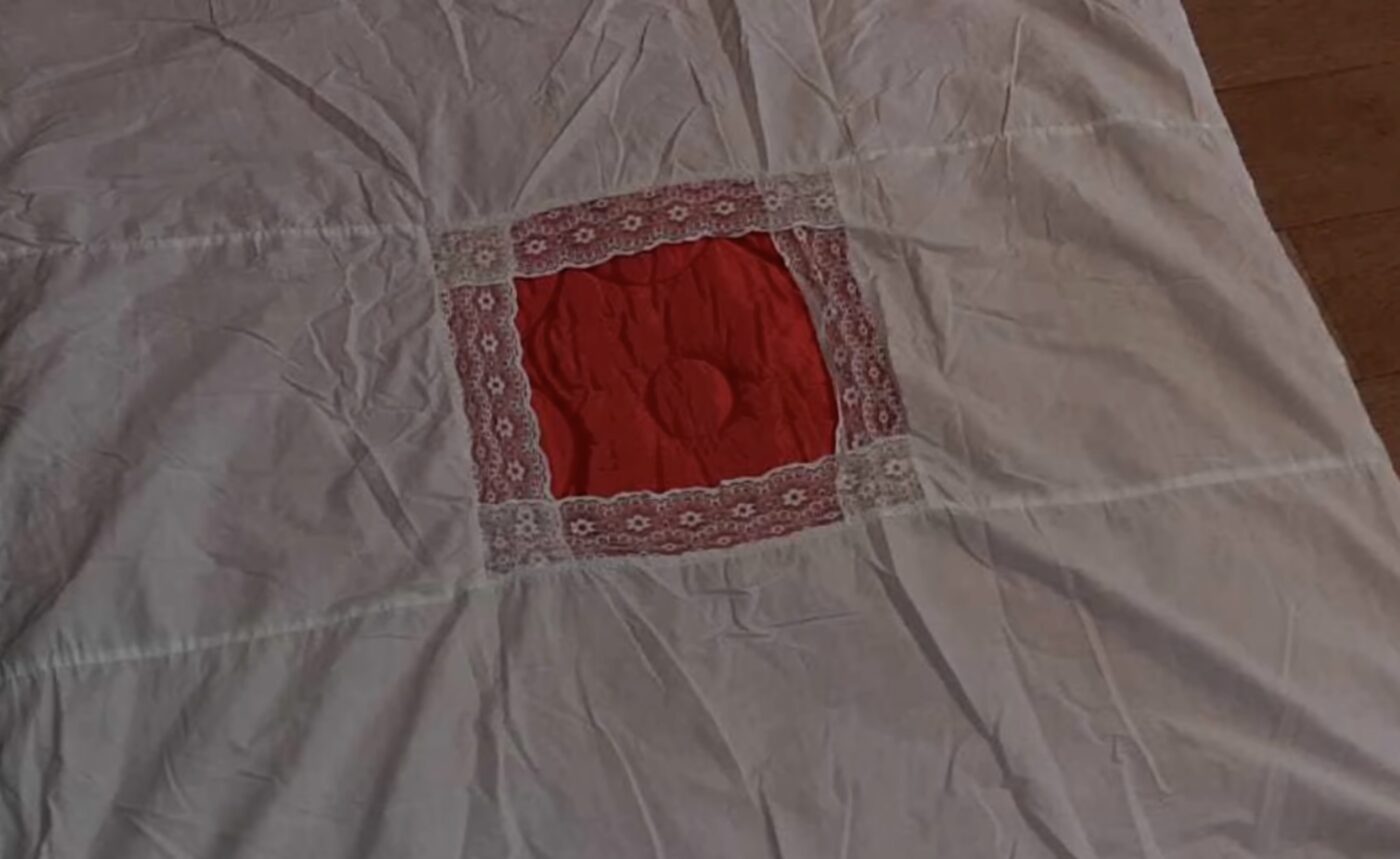 Навіщо у підковдрах є розріз ромбом по центру