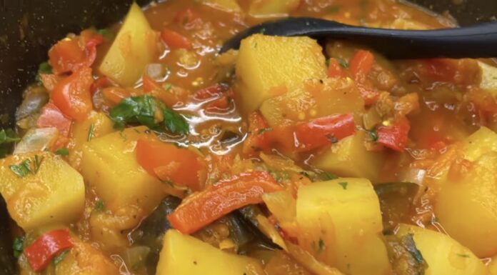 Натираю картоплю перед тушкуванням цим – і за 8 хвилин отримую мʼякеньку й смачненьку страву Кулінари розповіли, як приготувати смачну тушковану картоплю