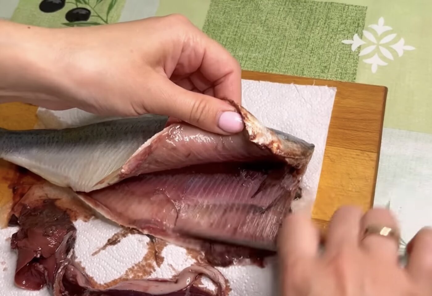 Як швидко й легко почистити оселедець Як швидко й легко почистити оселедець