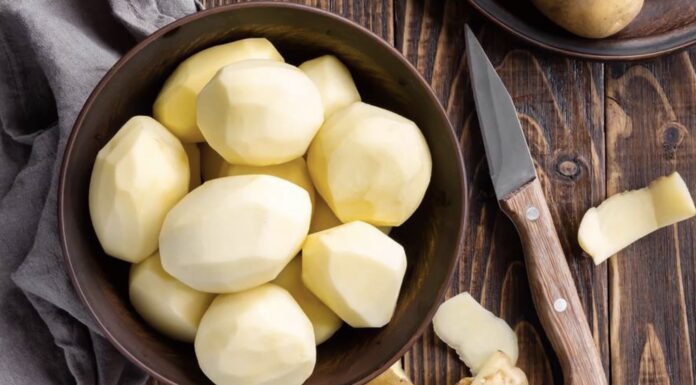 Зберігаю так чищену картоплю – і вона 7 днів стоїть, наче щойно начистила: 1 крутий “лайфхак” Господині розповіли, як довго зберігати очищену картоплю