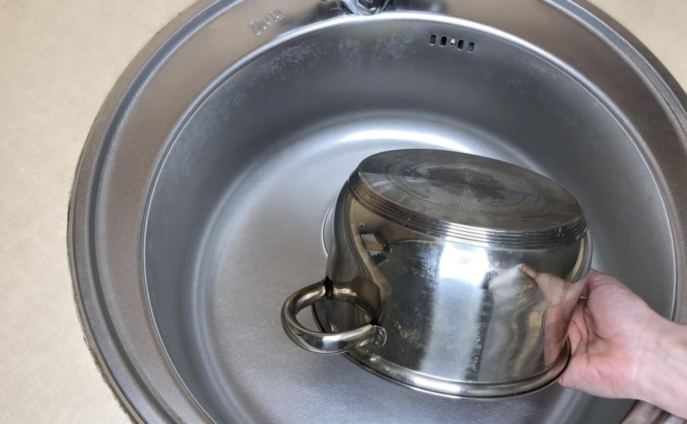 Як почистити старі каструлі від нагару й накипу