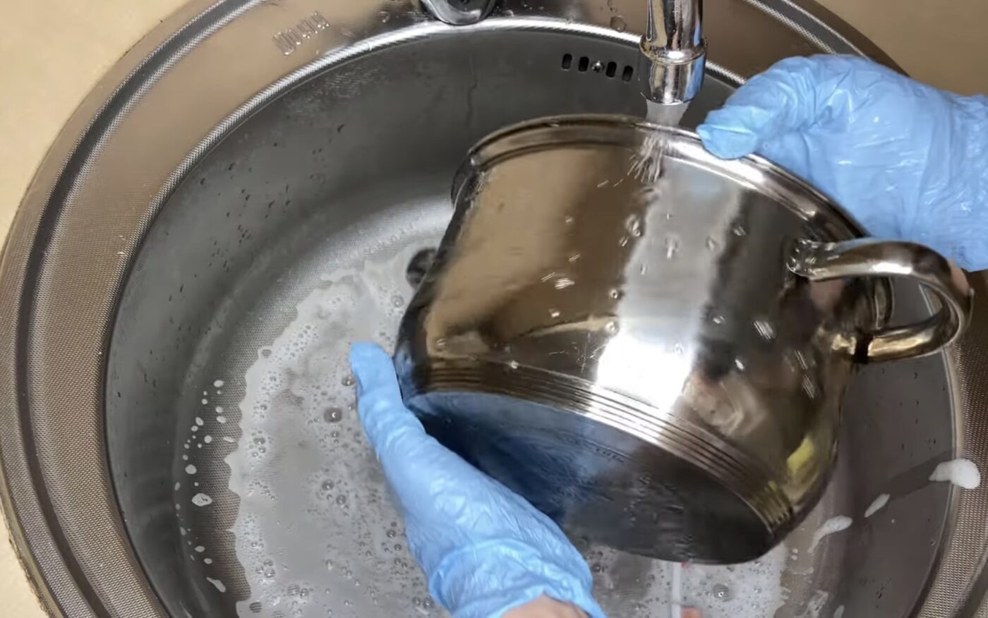 Як почистити старі каструлі від нагару й накипу