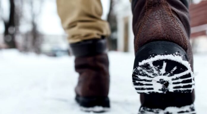 Ось чим обмотую ноги, аби вони зберігали тепло навіть у тонкому взутті в -20: спосіб старий, як світ Господиня показала, що зберігає тепло ніг у взутті