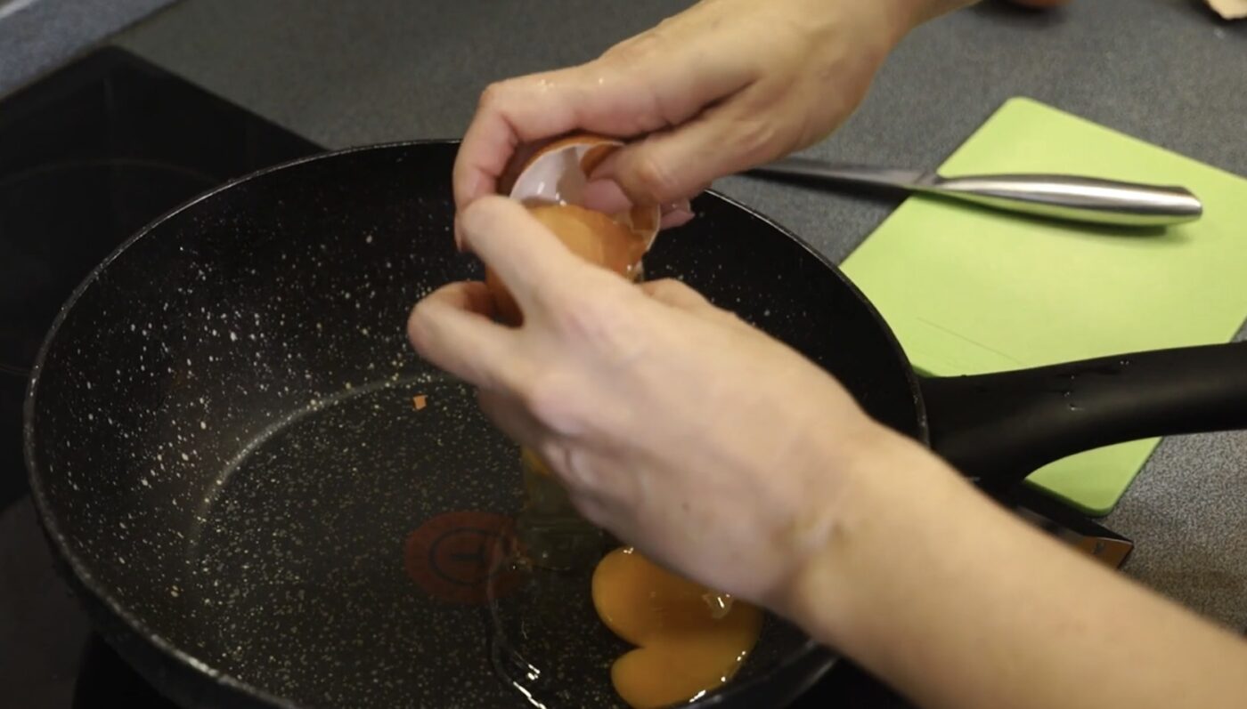 Як правильно розбивати курячі яйця