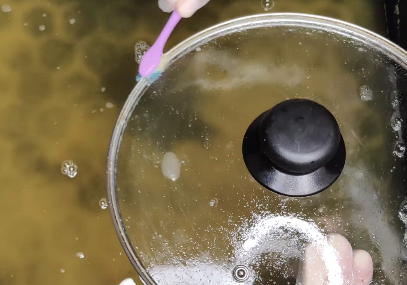 Легкий спосіб миття кришок сковорідки від жиру