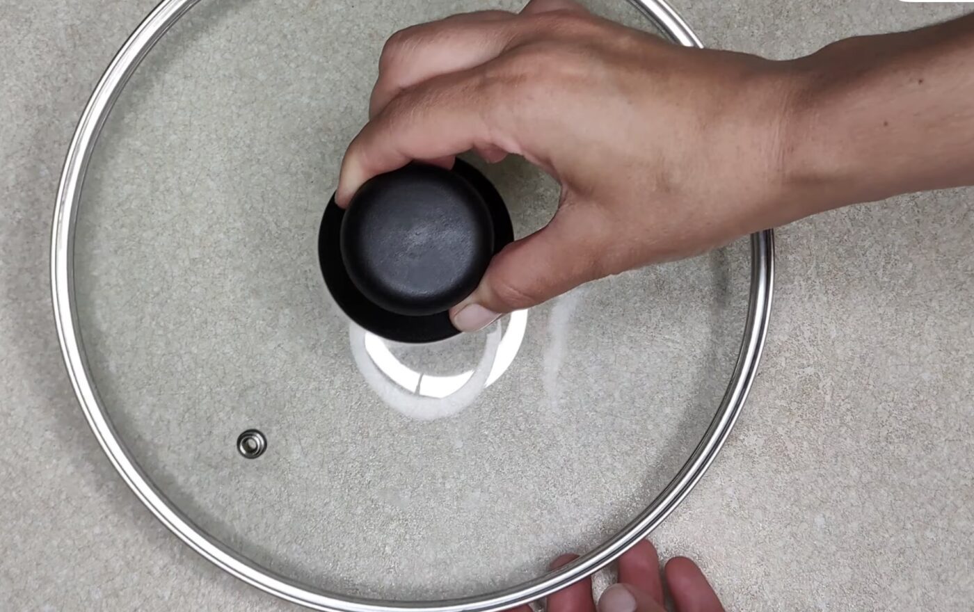 Легкий спосіб миття кришок сковорідки від жиру