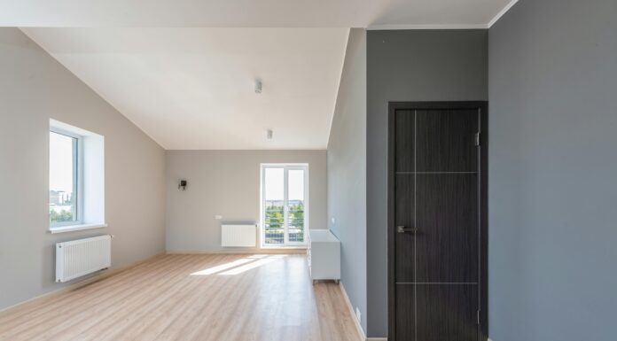 1 рулон звичайної стрічки під поріг – і холод більше не тягне по підлозі: ноги в теплі, і котел на мінімумі Спеціалісти показали, як прибрати протяги з підлоги