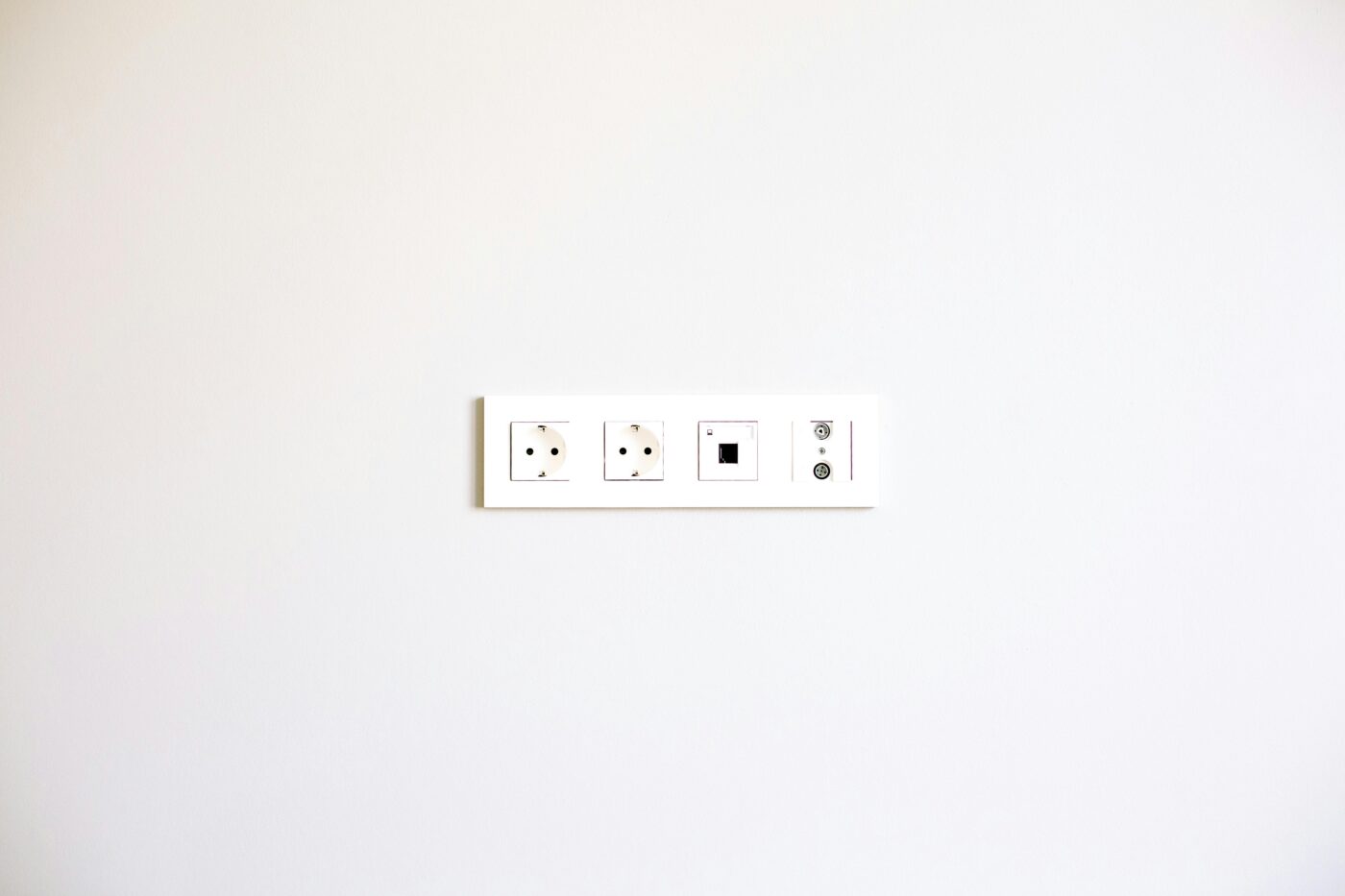 Які прилади варто вимикати з розетки на ніч