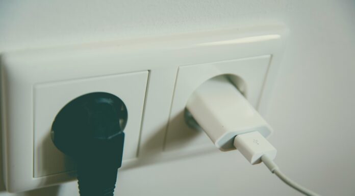 Електрик навчив: вимикаю з розетки 2 прилади на ніч – і нічого не станеться навіть при перепадах напруги Електрики підказали, які прилади варто вимикати з розетки на ніч