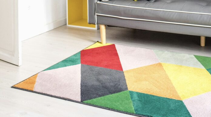 Кладу під килим 1 примочку – і він більше не ковзає по підлозі: діти носяться, кіт носиться – килим на місці Господиня показала, що зробити, аби килим не ковзав по підлозі