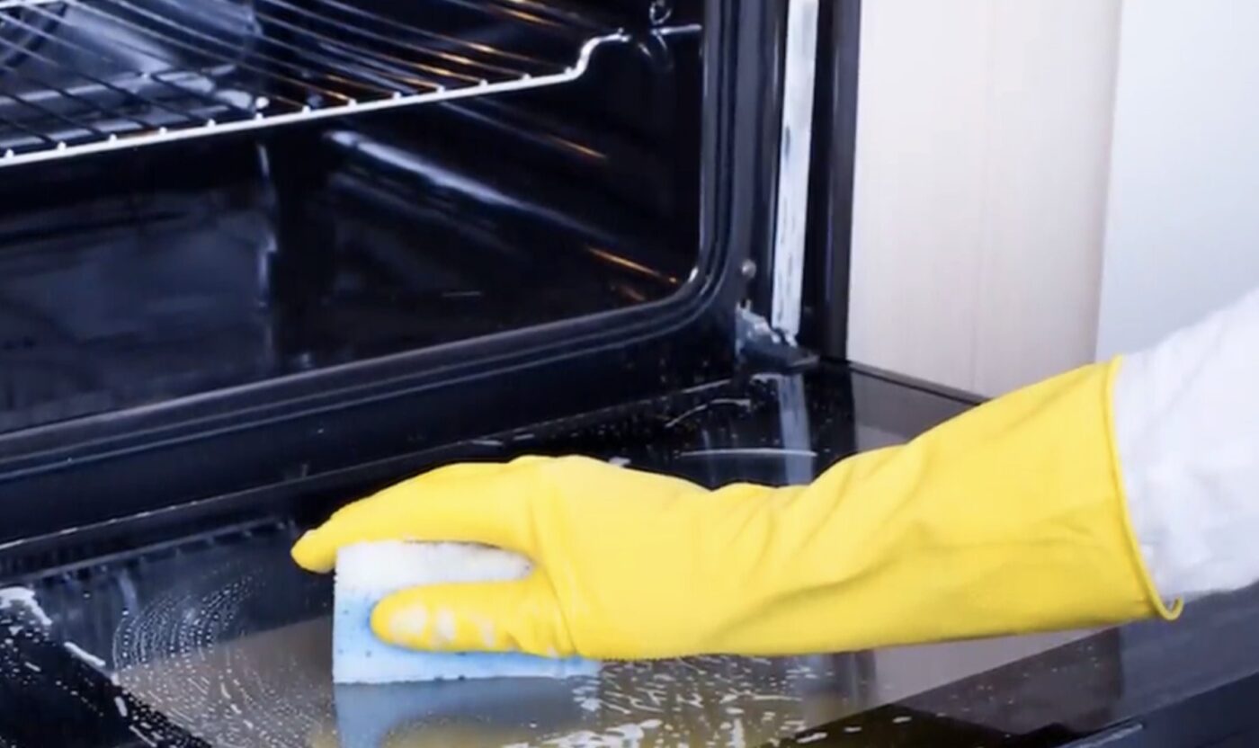 Як прибрати неприємні запахи з духовки