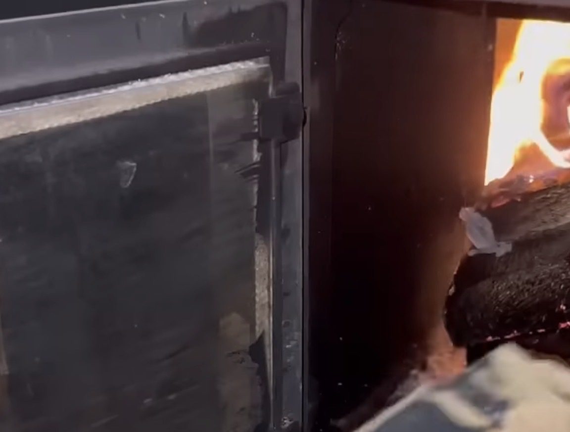 Як швидко й просто відмити сажу з дверцят пічки