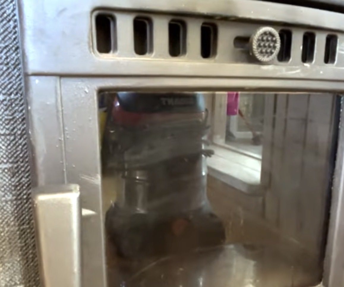 Як швидко й просто відмити сажу з дверцят пічки