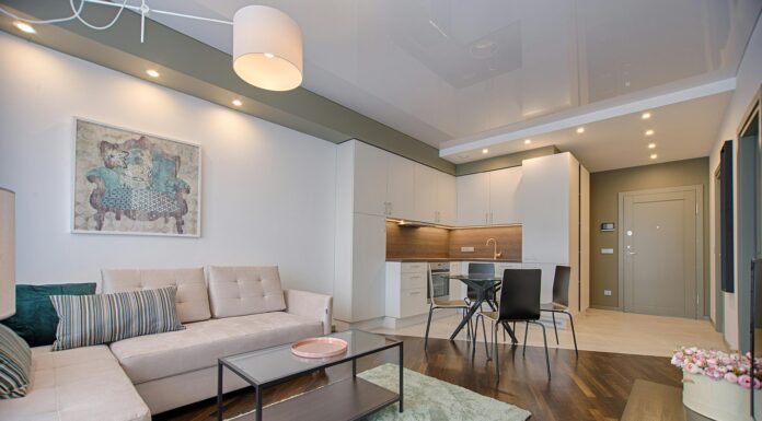 Господиня поділилась методом, що надовго залишає полички та підлогу чистими