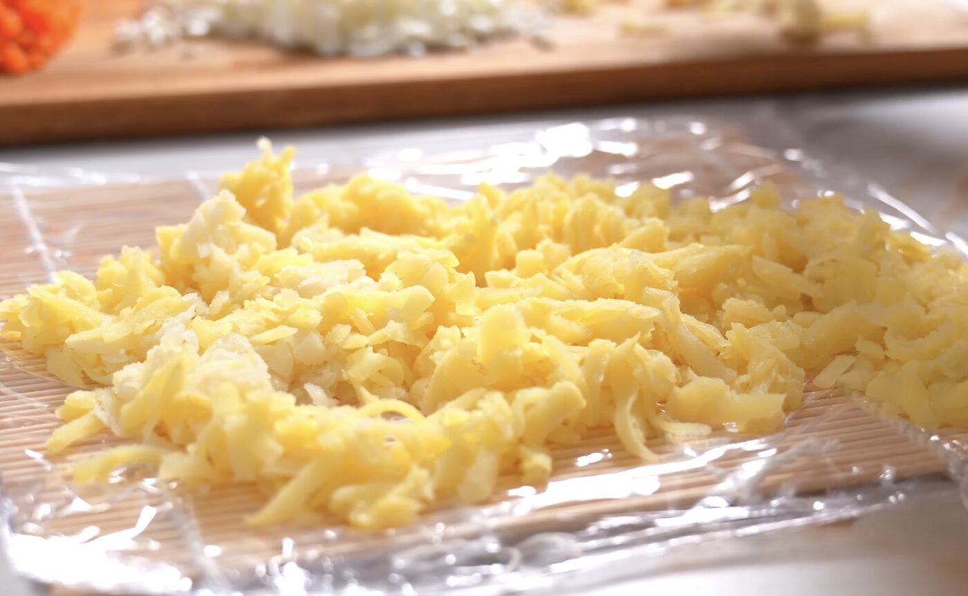 Як приготувати святковий рулет з консервованої риби