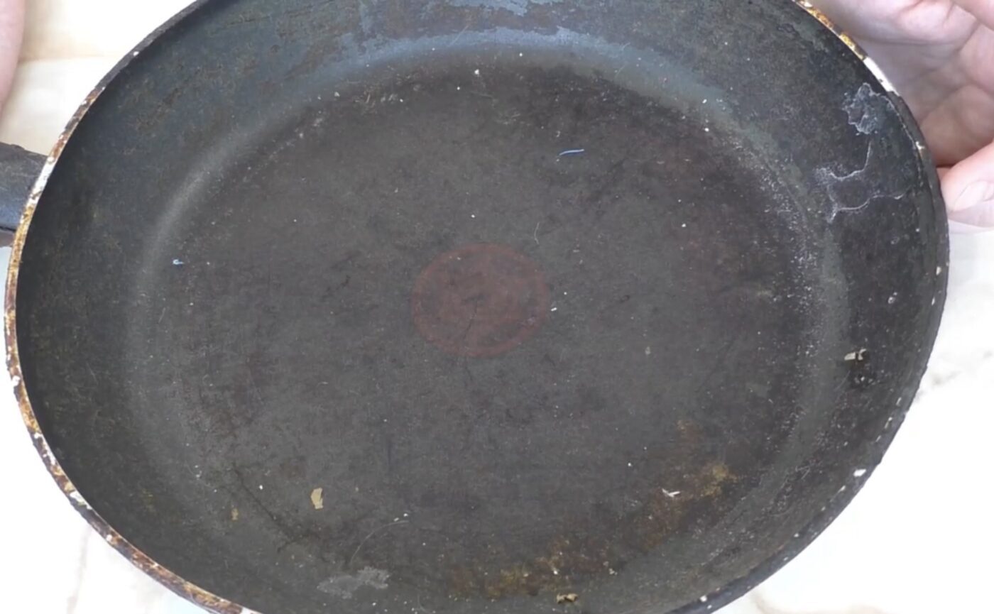 Що справді розчиняє пригорілість та жир на сковорідці