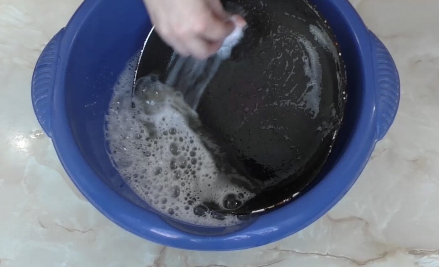 Що справді розчиняє пригорілість та жир на сковорідці