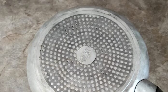 Експерти пояснили, що справді розчиняє пригорілість та жир на сковорідці