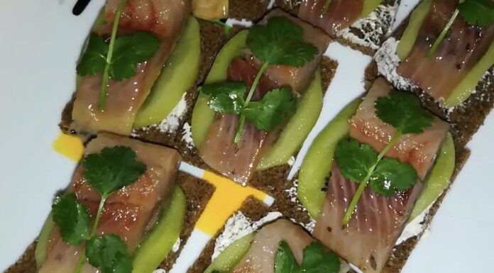 Господиня поділилась рецептом закуски з оселедцем та ківі