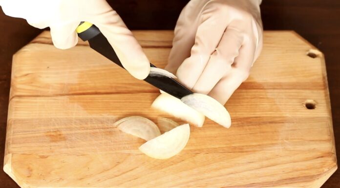 Господиня підказала, як швидко й просто змити запах цибулі з посуду та рук