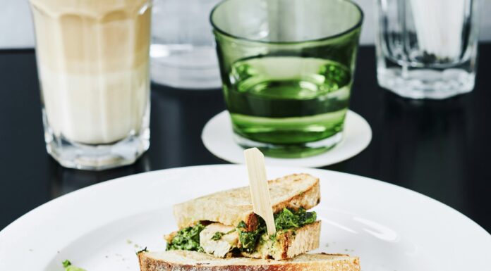 Дієтологи розказали, чи можна запивати їжу водою