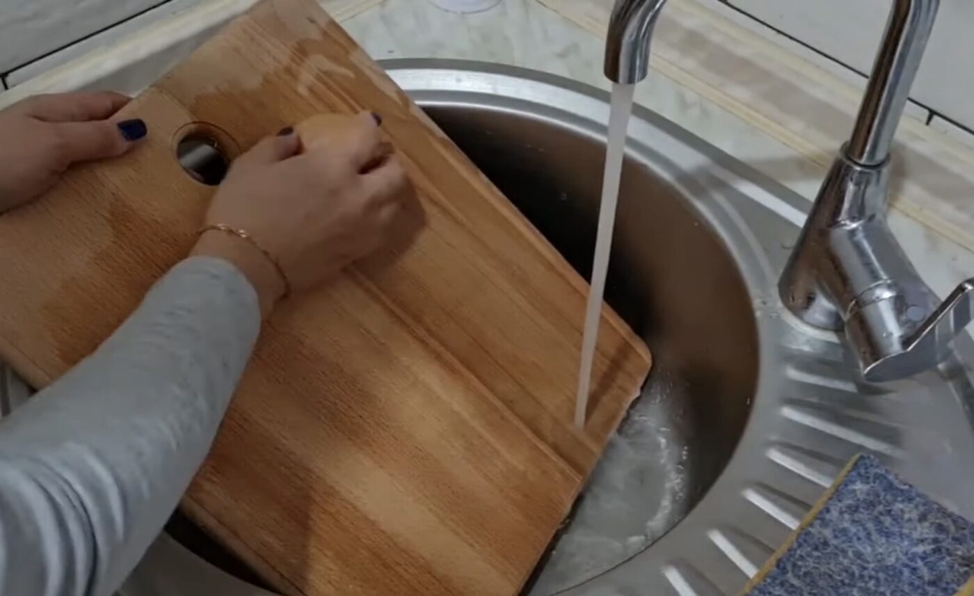 Як прибрати швидко й ефективно запах риби з посуду та рук