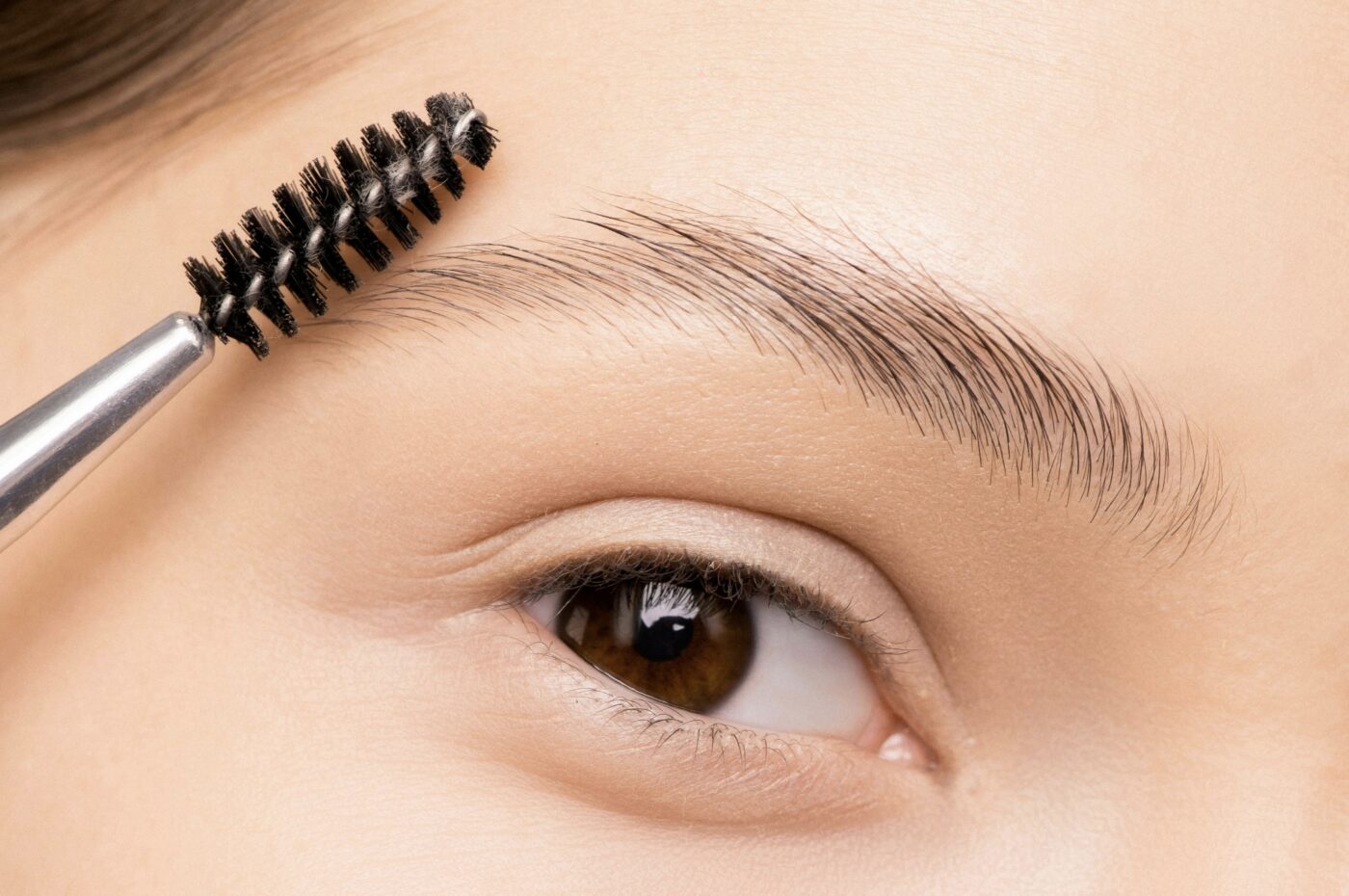 Як натурально намалювати густі брови