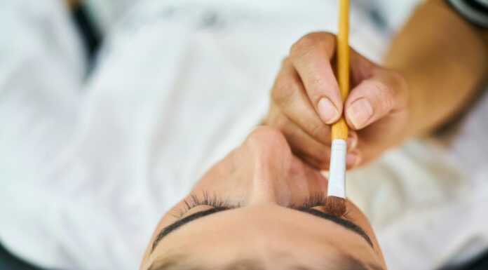 Бабуся робила це інтуїтивно, а тепер цьому вчать візажисти: як натурально намалювати густі брови – 2 правила Візажисти показали, як натурально намалювати густі брови