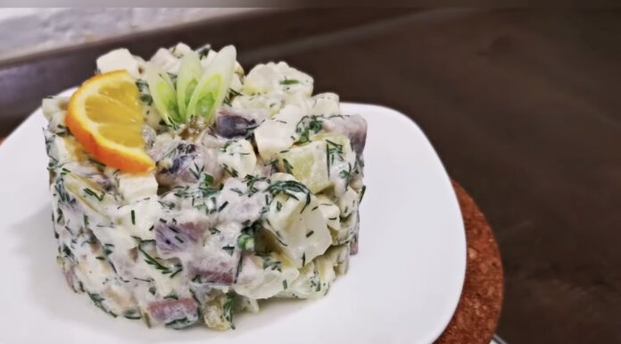 Мій чоловік з’їв одразу 3 пробні порції: готую на Новий рік тільки цей салат з оселедцем, і зовсім не “Шубу” Кухар показав рецепт новорічного салату з оселедцем