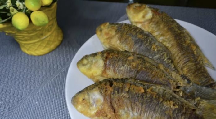 Перед смаженням обвалюю карасі не у борошні, а у 2 ложках цього: ніяких бризок олії й менше смаженого запаху Кухарі підказали, як смажити рибу, аби олія не бризкала