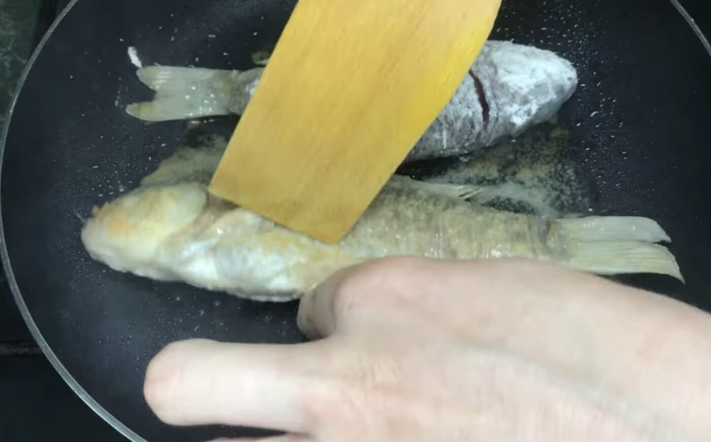 Як смажити рибу, аби олія не бризкала