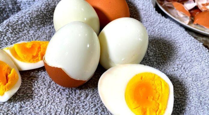 По 2 краплі у воду під час варіння яєць – і вони буквально самі чистяться: Олівʼє тепер роблю швидше Кулінари підказали, як варити курячі, якби вони швидко чистились