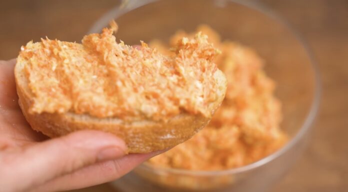 Намазка на хліб “Ікра бідняка”: оселедець, морква і масло – бюджетна закуска, яку розмітають швидше за хамон Кулінари поділились рецептом смачної та бюджетної закуски