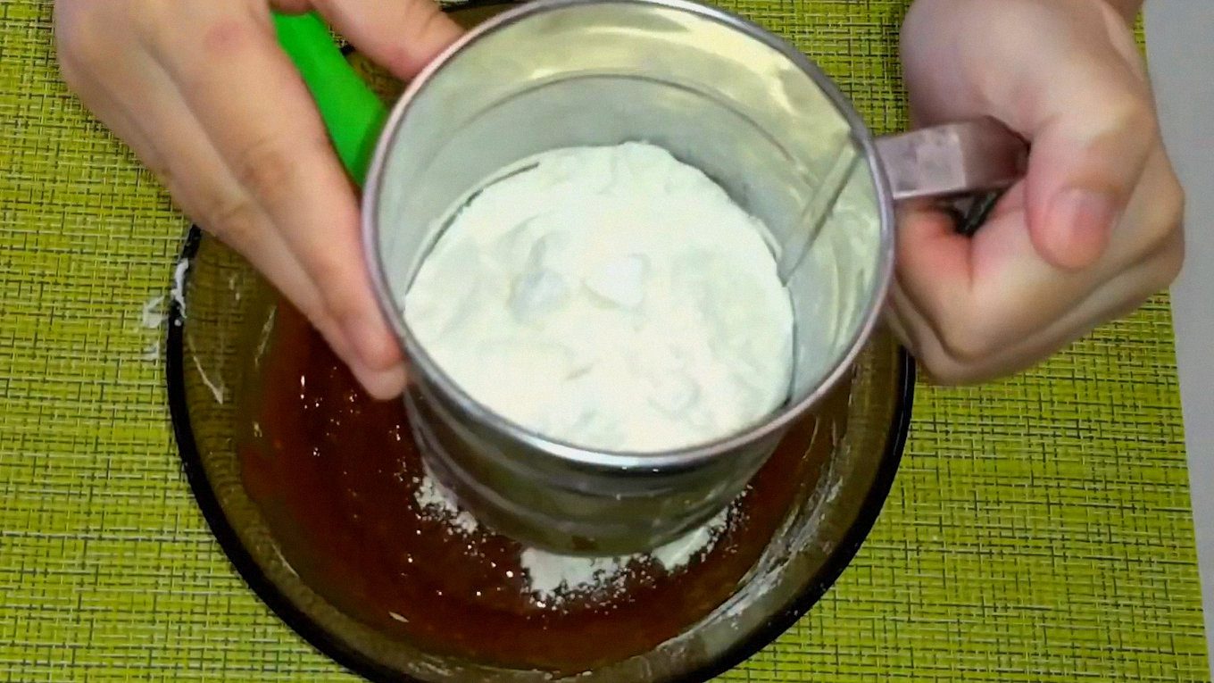 Карамелізований цукор з медом надає коржам насиченого кольору та смаку