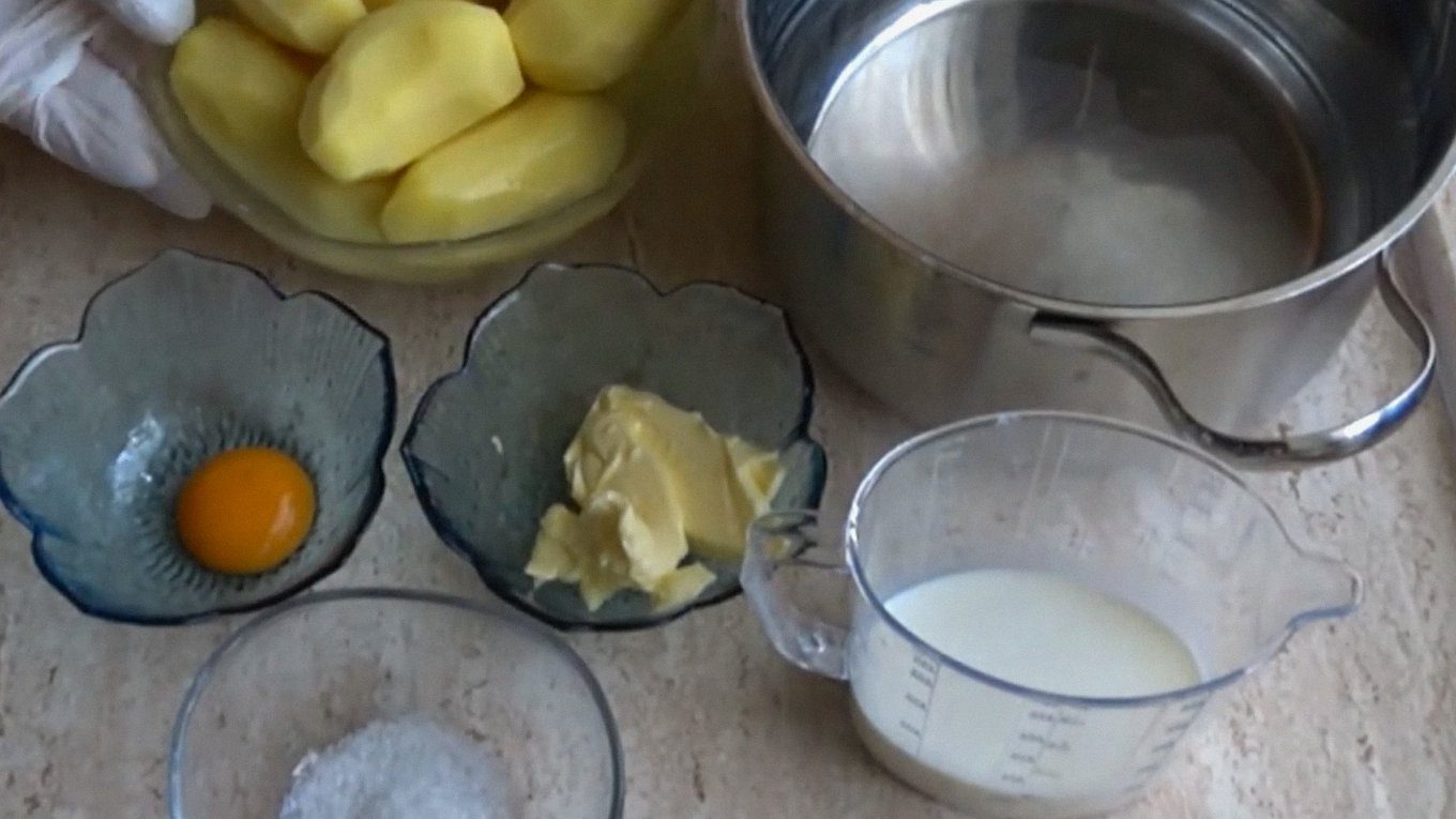 За бажанням уже під час розминання картоплі можна також приправити її куркумою та мускатним горіхом