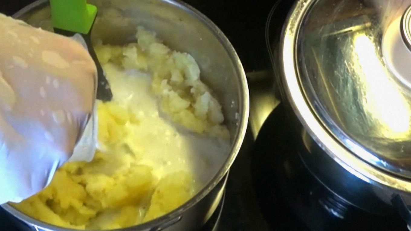 Молоко та відвар додавайте поступово, щоб картопля не вийшла занадто рідкою і схожою на крем-суп