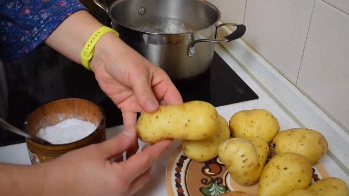 Кухарі розповіли, як та навіщо варити картоплю у мінеральній воді