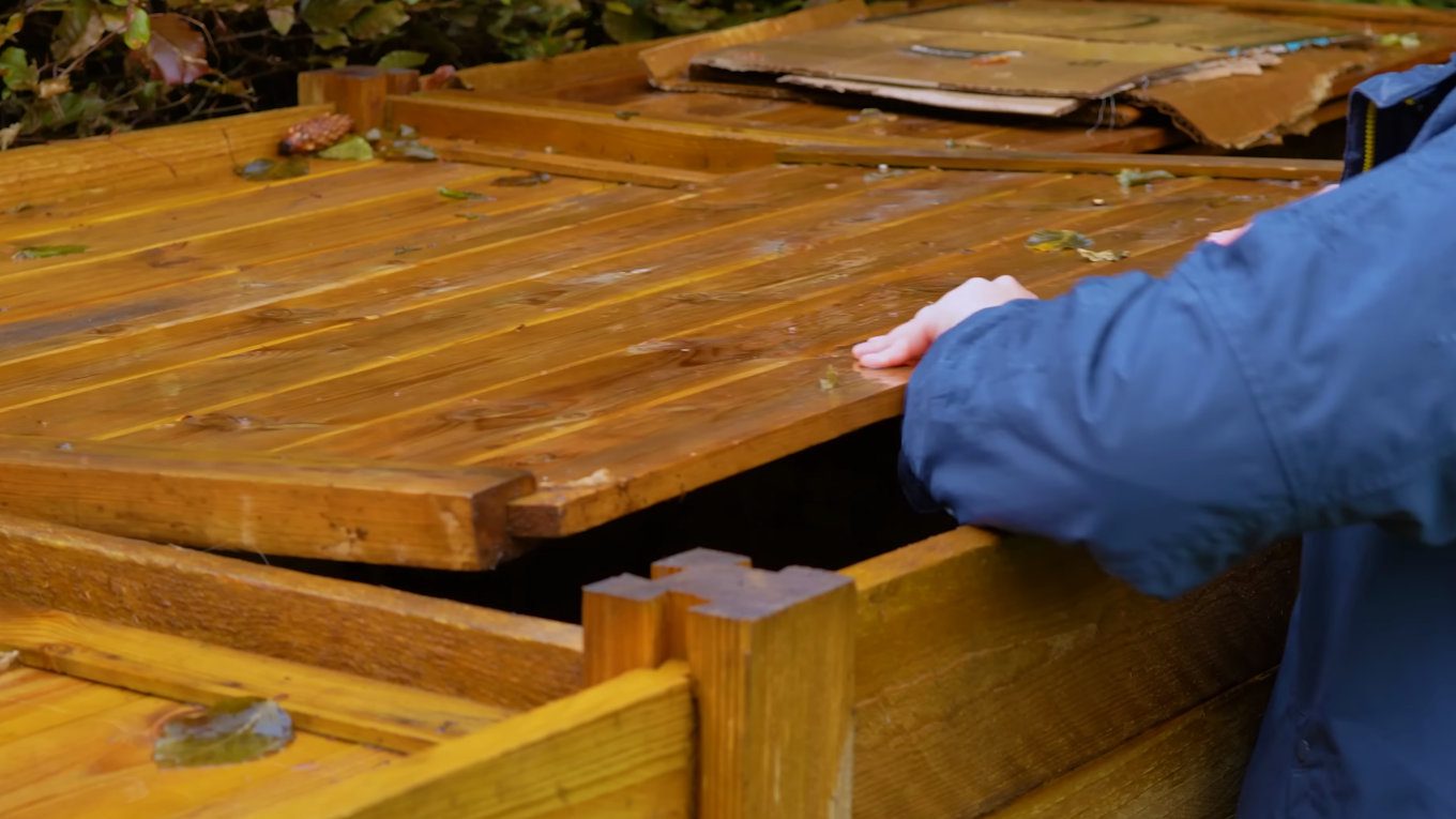 Городники показали, як правильно робити компост взимку