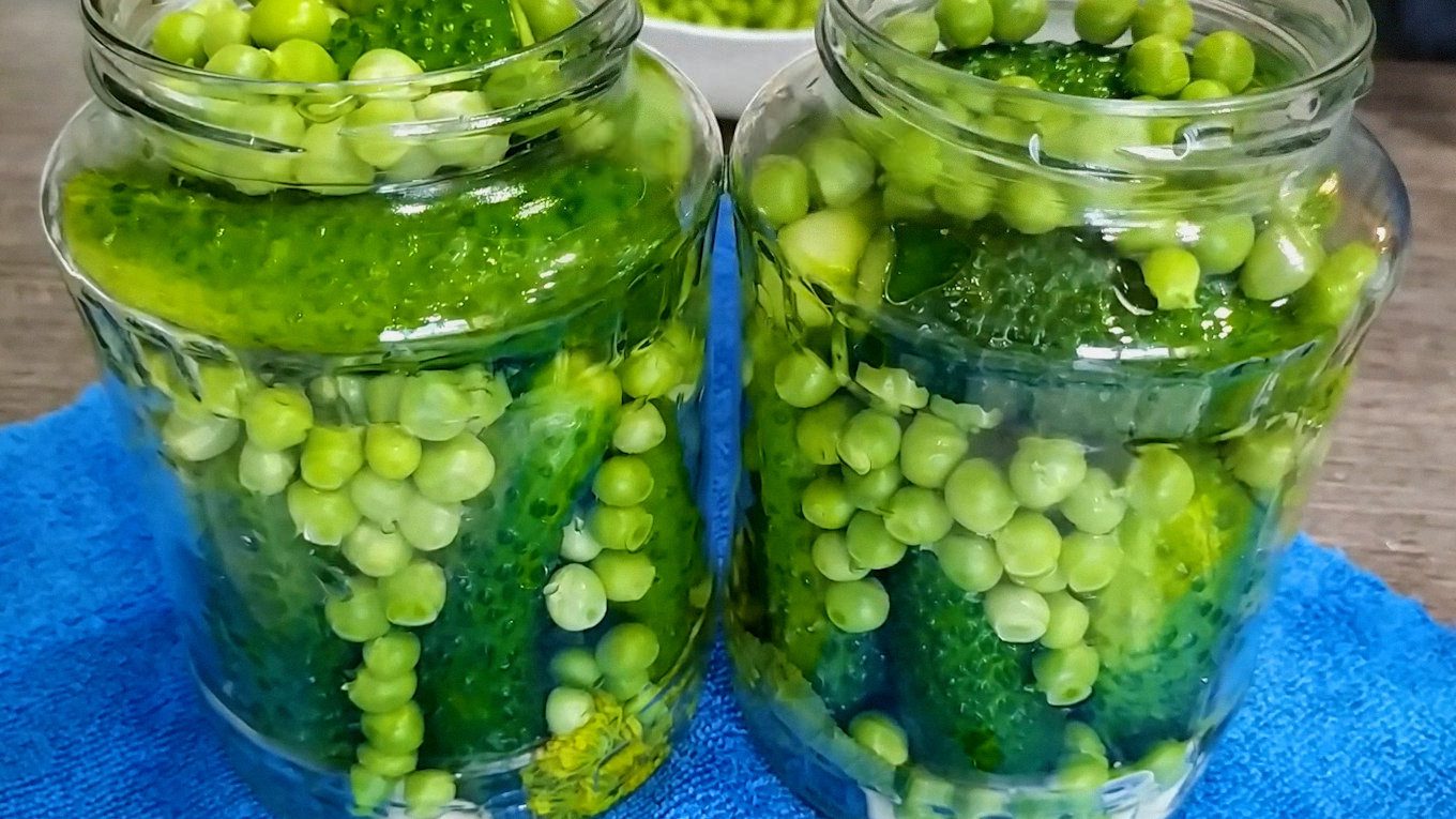 Якщо зазвичай ви готуєте невеликі порції салату, то консервувати також можна у півлітрових банках