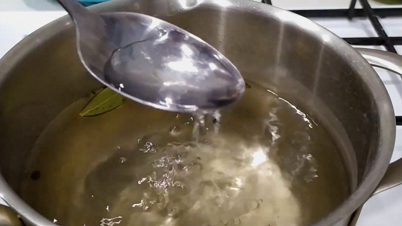 Маринад обов'язково має повністю покривати огірки та горошок у банках перед закриванням