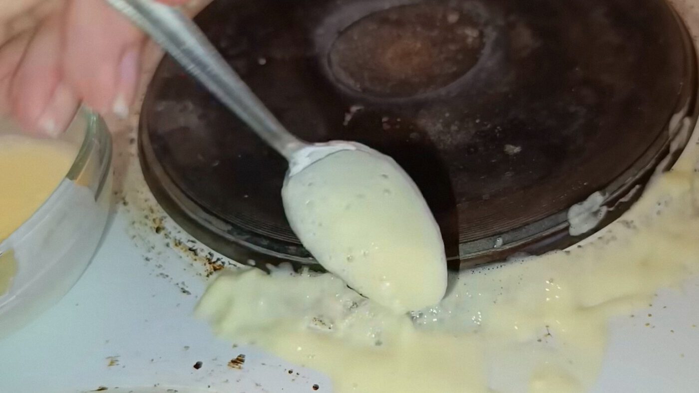 Господині показали пасту з крохмалю та засобу для посуду для прибирання вдома