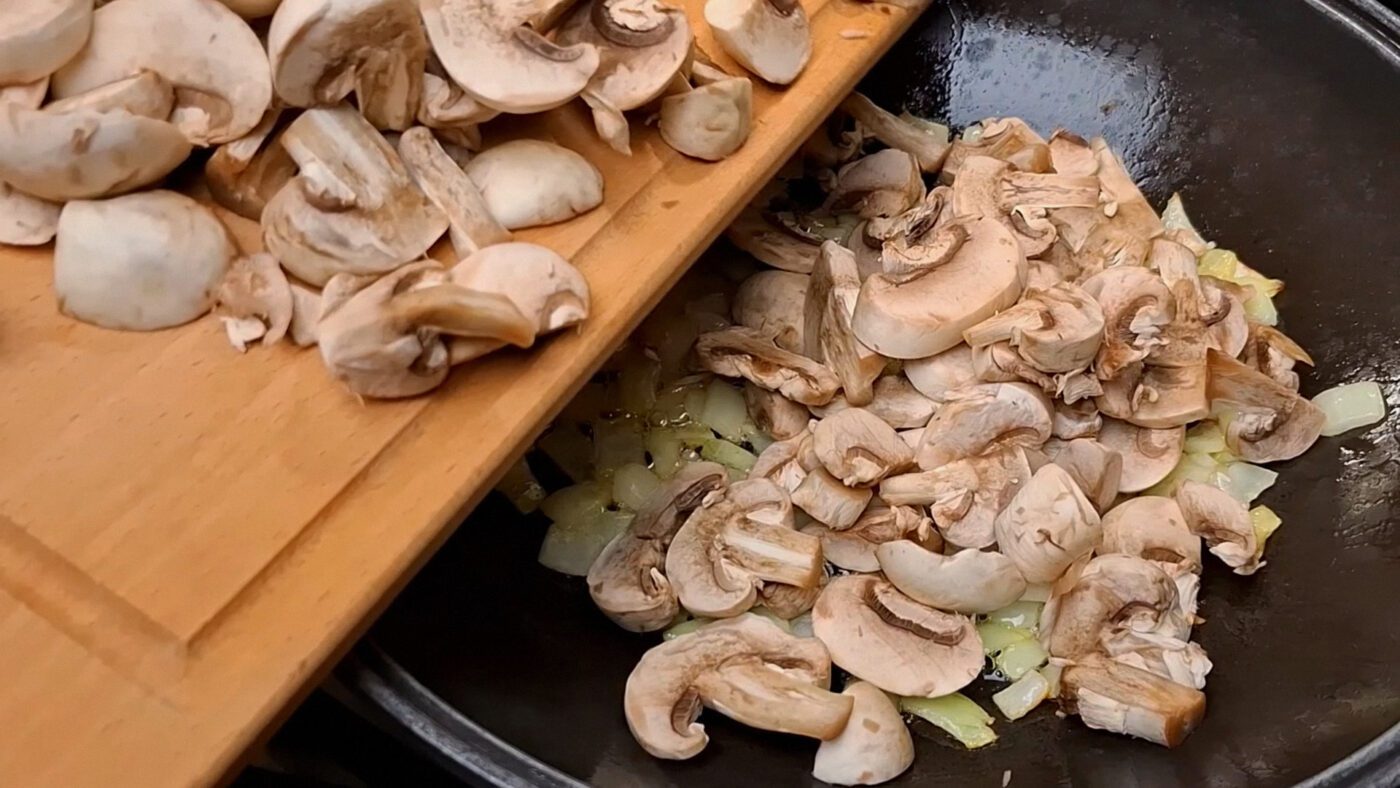 Замість печериць можна взяти лісові гриби, тоді смак і аромат вийде ще кращим